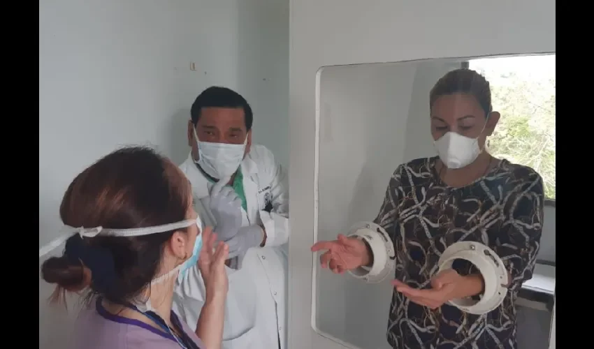 Foto ilustrativa del personal médico realizando los hisopados.