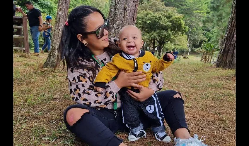 Josenid y su bebé Markus. Foto: Instagram
