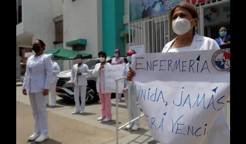 Un grupo de enfermeras protesta hoy frente a la Asociación Nacional de Enfermeras de Panamá (ANEP) para reclamar mejoras laborales, en Ciudad de Panamá (Panamá). Foto: EFE. 