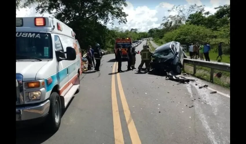 El accidente sucedió en horas de la tarde y entre los heridos hay una dama y un médico que se dirigían a Chitré desde el área de Los Pozos. Foto: Thays Domínguez. 