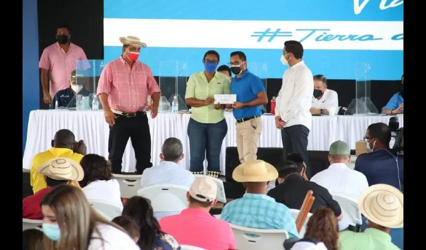 En este año 2021 se han entregado 8 Fami-Empresas en la provincia de Herrera y 114 a nivel nacional.
