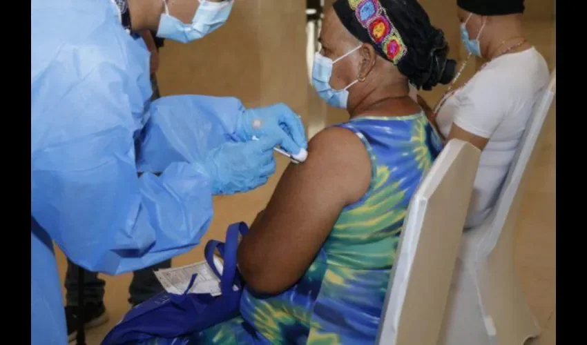 El pasado viernes se vacunaron los primeros 250 pacientes del Instituto Oncológico Nacional. Foto: Cortesía / Minsa