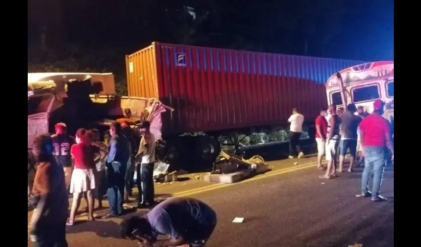 Del impacto, el conductor del camión, quedó atrapado entre los hierros retorcidos. Foto: Diomedes Sánchez. 