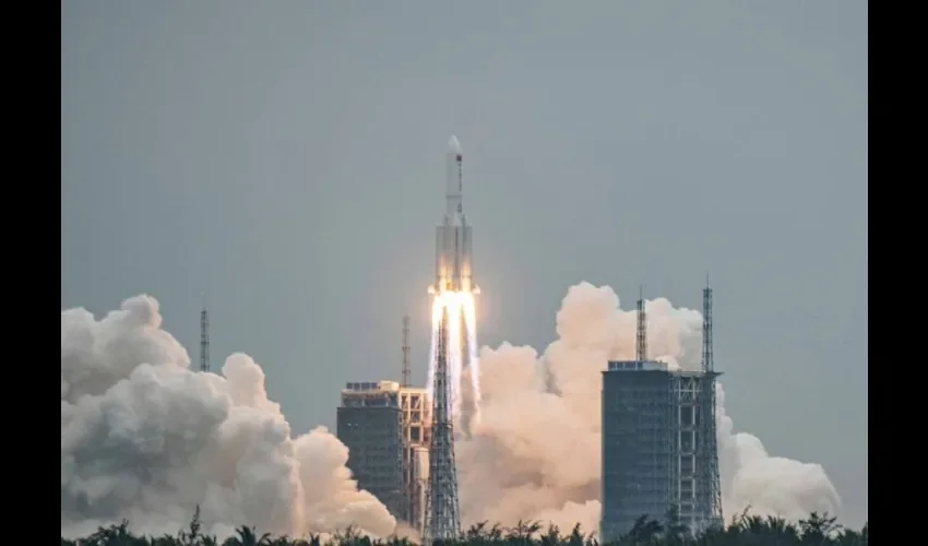 Lanzamiento del cohete Larga Marcha 5B Y2, que transporta un módulo clave para su estación espacial, desde la estación de lanzamiento espacial Wenchang, en la provincia Hainan (China) este jueves. EFE.