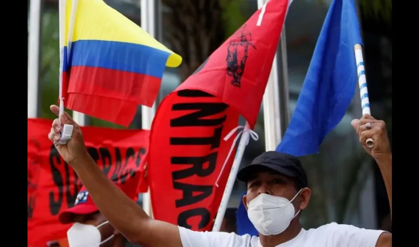 Grupos de sindicatos panameños protestan frente a la embajada de Colombia en solidaridad con las manifestaciones y organizaciones colombianas que protestan desde el pasado 28 de abril, hoy en Ciudad de Panamá (Panamá). EFE/Bienvenido Velasco.