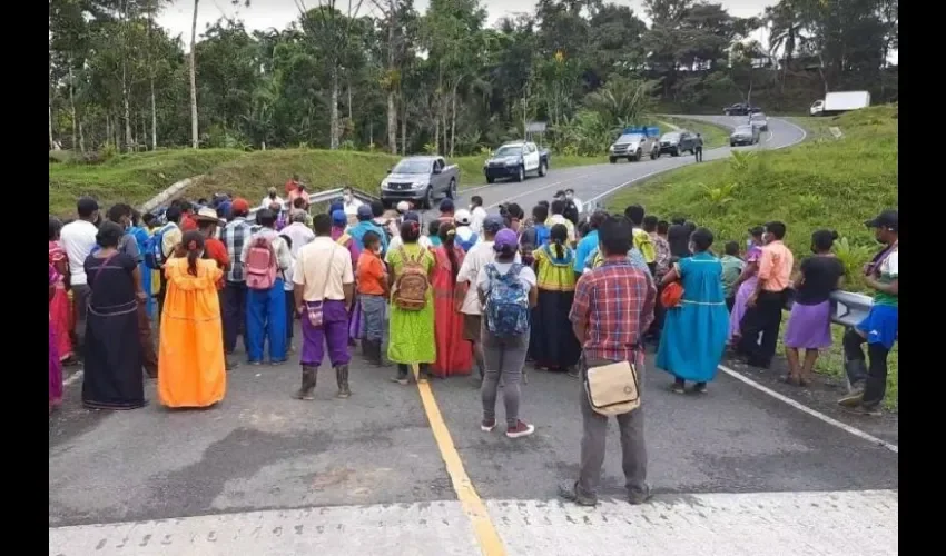 Los padres de familias informaron durante el cierre de la vía hacia Santa Fe, que en las comunidades antes mencionadas existen más de 10 escuelas ranchos. Foto: Melquiades Vásquez. 