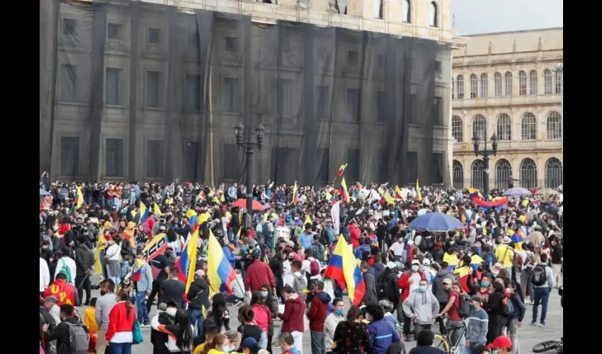 Manifestantes llegan a la Plaza de Bolívar durante una nueva jornada de protestas por un nuevo "paro nacional" convocado por los sindicatos y organizaciones sociales, que desde el pasado miércoles movilizan a miles de personas en todo el país, hoy en Bogotá (Colombia). EFE. 