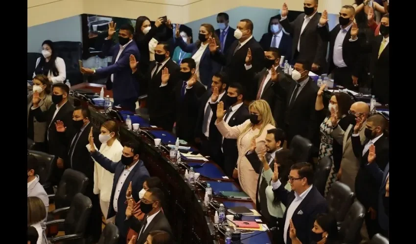 Diputados del partido Nuevas Ideas, mayoría en el parlamento salvadoreño, son juramentados durante la primer sesión plenaria de la legislatura 2021-2024, hoy en el Salón Azul del parlamento en San Salvador (El Salvador). EFE.