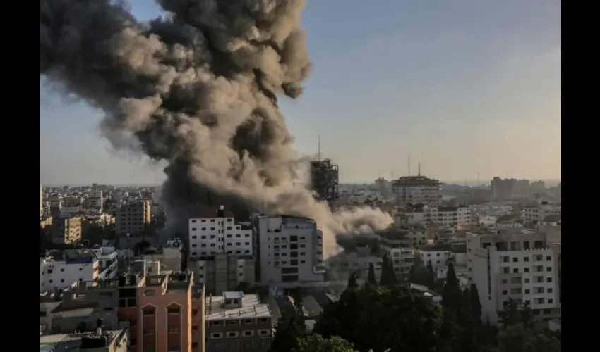 Vista de humo después de un ataque israelí a la torre Al-Shorouq en la ciudad de Gaza. EFE. 