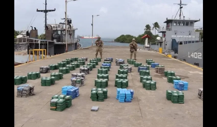 Fotografía cedida por hoy el Servicio Nacional Aeronaval de Panamá (Senan) de un cargamento incautado de 1.601 paquetes de droga, interceptado de una lancha frente a las costas de la provincia caribeña de Colón (Panamá). EFE. 