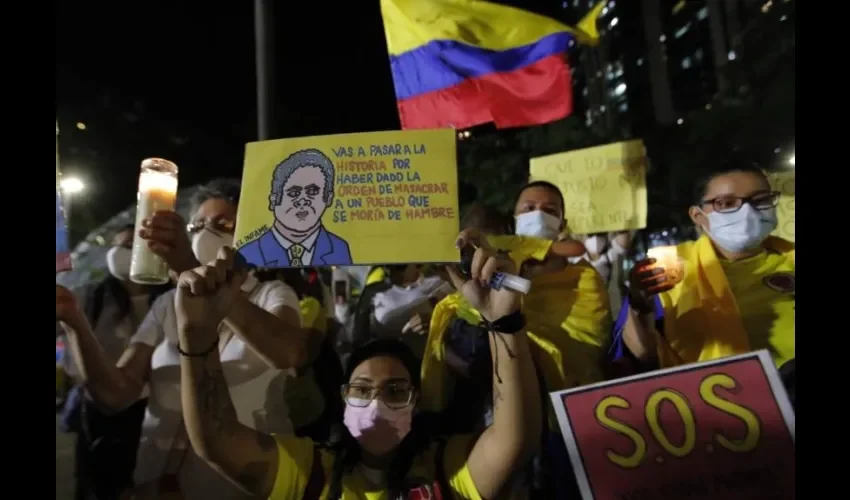 Colombianos se reúnen en el parque Urracá en apoyo a las protestas que completan una semana en Colombia, desde Ciudad de Panamá (Panamá). EFE.