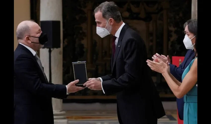 Los reyes Felipe VI y Letizia hacen entrega de la Medalla de Oro al Merito en las Bellas Artes 2018 al cantante y compositor panameño Rubén Blades. EFE. 