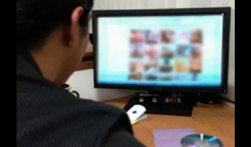 Foto ilustrativa de una persona viendo videos. 