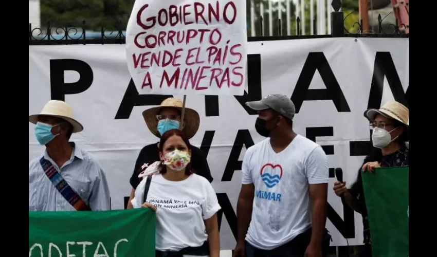 Varias personas participan en una manifestación en contra de la mineria. Un movimiento ambientalista de Panamá entregó este jueves al Parlamento un proyecto de ley de moratoria de la mineria metálica. Foto: EFE. 