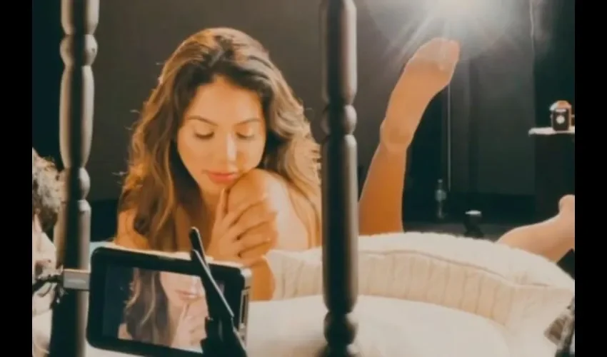 Carolina figura como la pareja de Pash en el video musical.