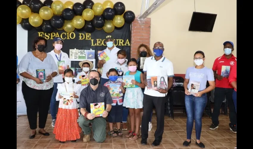 Foto ilustrativa de los participantes. 