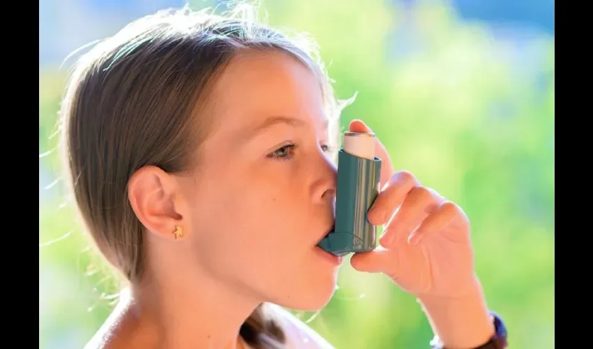 Foto ilustrativa de una niña con asma. 
