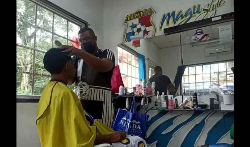 "Magu" tiene su propia barbería desde hace siete años. Foto / Ana Quinchoa.