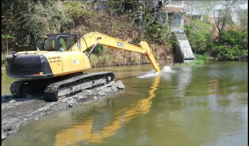 Se realizaron trabajos de liberación de sedimento acumulado cerca a la fosa de succión de la toma de agua cruda de la planta potabilizadora Rufina Alfaro. Foto: Thays Domínguez. 