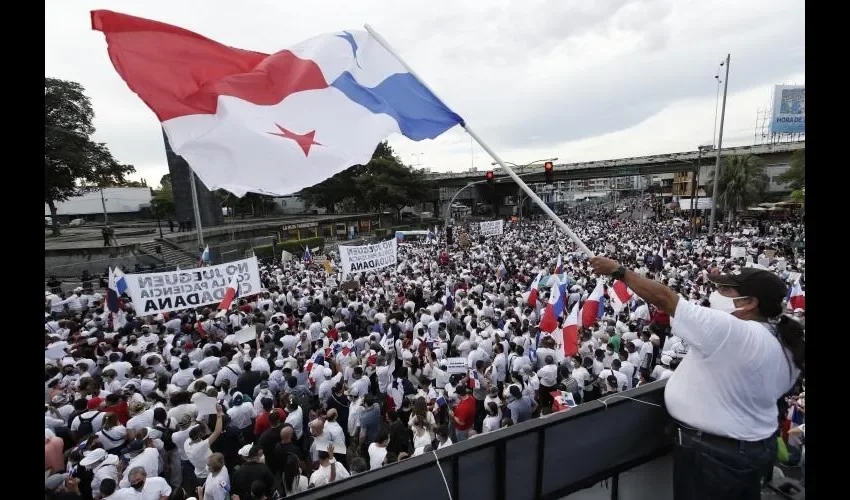 Vestidos de blanco salieron a protestar los panameños.  EFE