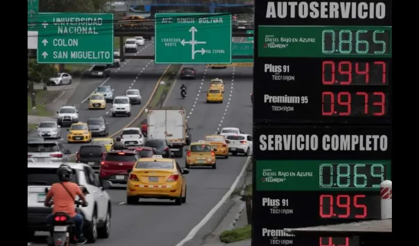 Vista de los precios del combustible en una gasolinera, hoy en ciudad de Panamá (Panamá). Diversas regiones de Panamá se vieron afectadas este miércoles por transportistas que paralizaron el servicio y bloquearon calles en rechazo al alza del combustible, mientras que en la ciudad caribeña de Colón también hubo protestas que dejaron al menos 9 manifestantes detenidos. EFE.