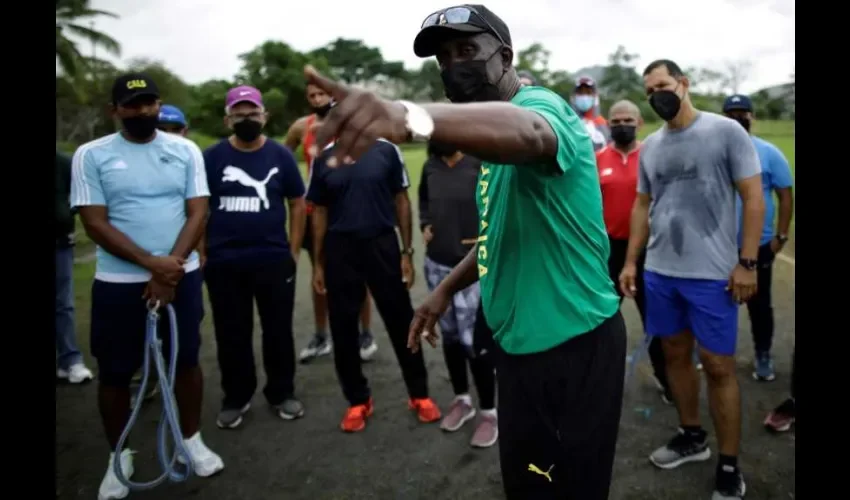 El entrenador jamaiquino Jerry Holness dicta clases a entrenadores durante el 'I Seminario Internacional de Atletismo Panamá-Jamaica', el 27 de octubre de 2021, en la pista de atletismo de la Universidad de Panamá, en Ciudad de Panamá (Panamá). EFE. 