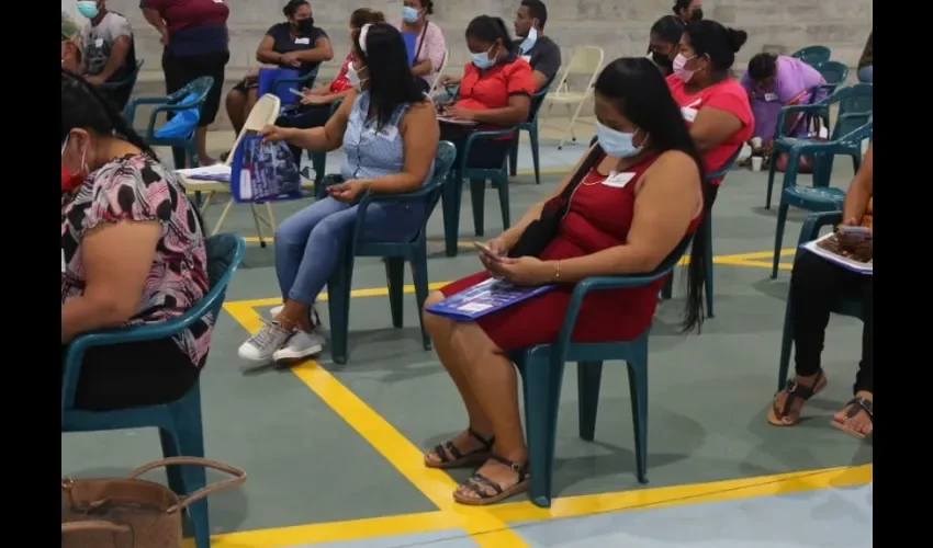 Foto ilustrativa de mujeres capacitándose. 