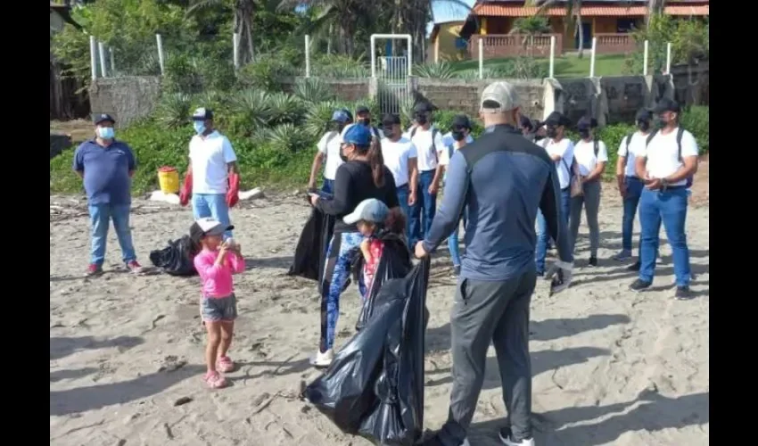 Moradores y visitantes de las áreas costeras se sumaron a la iniciativa. Foto: Thays Domínguez. 