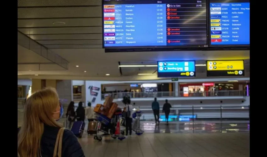 Un panel de información de vuelo muestra los vuelos cancelados en el Aeropuerto Internacional OR Thambo debido a que las restricciones a los vuelos internacionales desde Sudáfrica comienzan a entrar en vigor después del anuncio de los científicos locales de la nueva variante de Omicron, Johannesburgo, Sudáfrica, 27 de noviembre de 2021. EFE. 