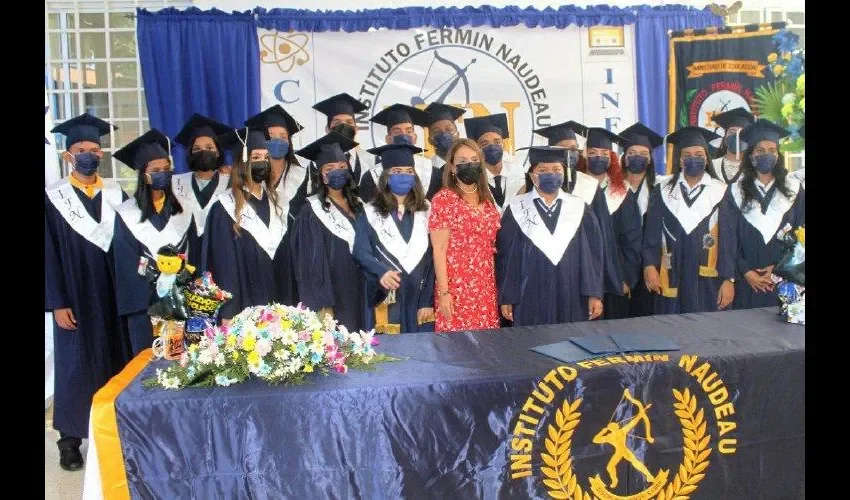 Se tomaron  fotos con un portadiploma vacío. La ministra acudió al acto. Foto: Redes Sociales 