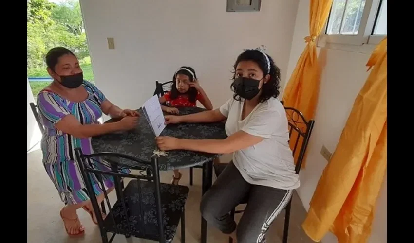 Esta adulta junto a sus dos hijas vivía en una residencia de alquiler y no contaba con recursos económicos suficientes para continuar pagando ese sitio.