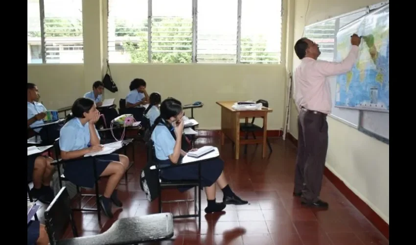 Foto ilustrativa de un salón de clases. 