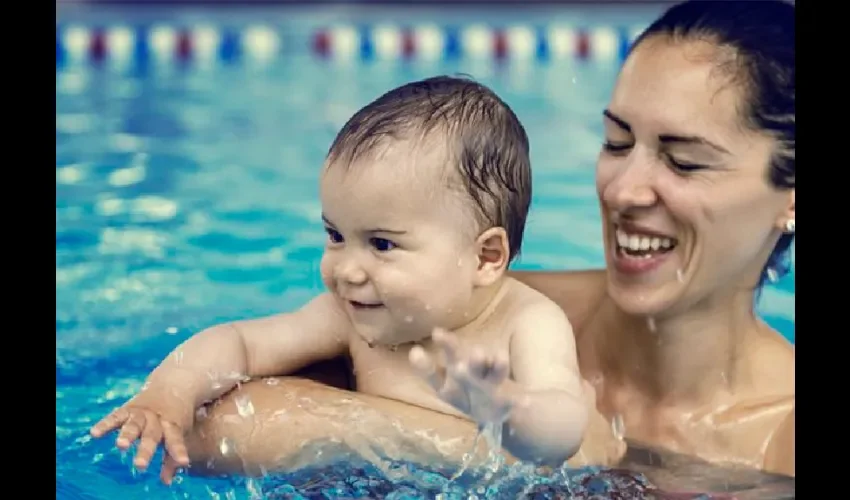 Foto ilustrativa de un bebé en la piscina. 