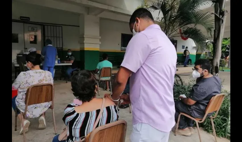 Las personas continúan asistiendo a los puestos de vacunación. Foto: Thays Domínguez. 