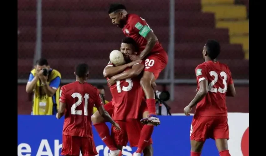 Azmahar Ariano Navarro (c-espaldas) de Panamá celebra con sus compañeros tras anotar un gol contra Jamaica hoy, en un partido de las eliminatorias de la Concacaf para el Mundial de Catar 2022 en el estadio Rommel Fernández en Ciudad de Panamá (Panamá). EFE.