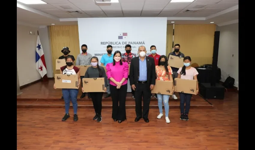 En la entrega también participaron los padres de los estudiantes quienes expresaron su agradecimiento por la donación de los equipos  tecnológicos.