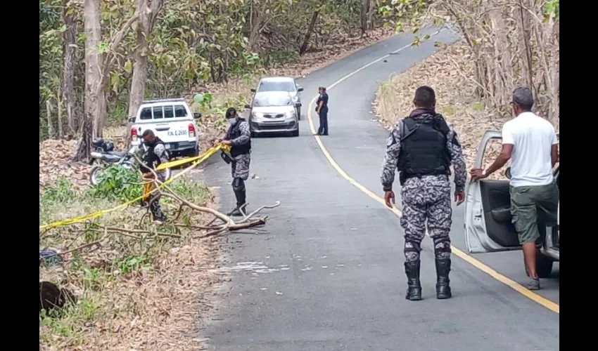 Paramédicos del Sistema Único de Manejo de Emergencias (Sume) 911, llegaron al área para verificar los signos vitales de la persona. Foto: Eric Montenegro