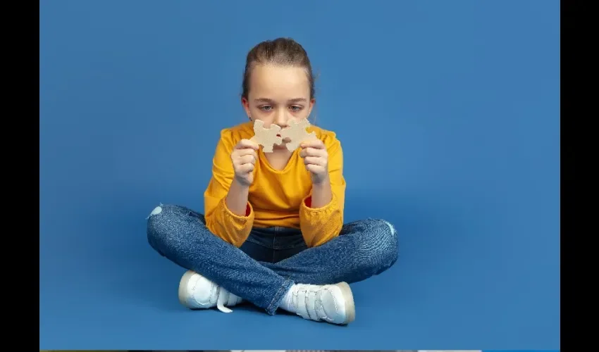 Foto ilustrativa de un niño con Asperger. 