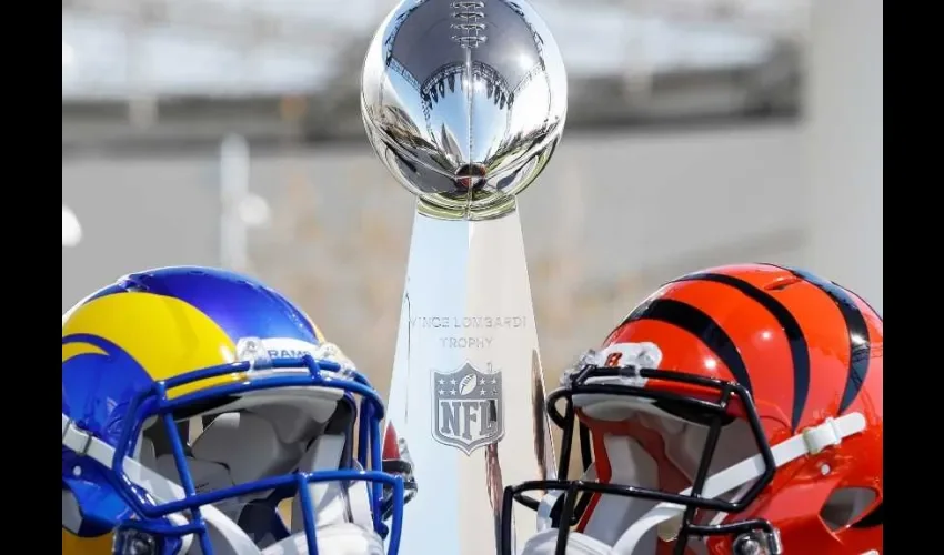 El trofeo Vince Lombardi de la NFL, flanqueado por un casco de Los Angeles Rams y Cincinnati Bengals, EFE/EPA/CAROLINE BREHMAN.