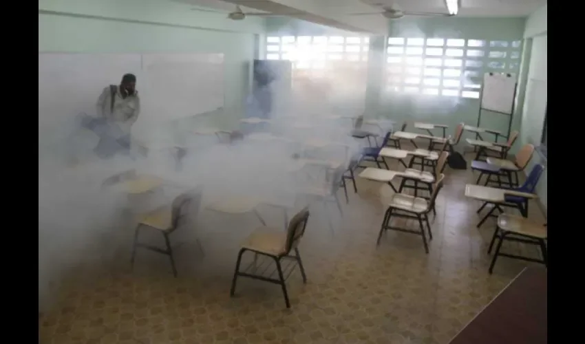 Una persona nebuliza aulas de clase en un colegio hoy en Ciudad de Panamá (Panamá). EFE. 