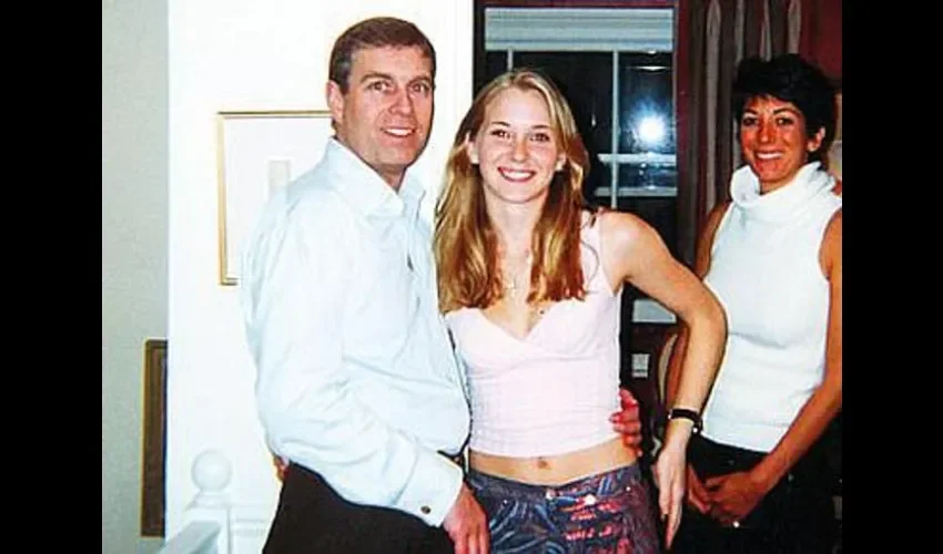 Príncipe Andrés junto a Virginia en 2001.
