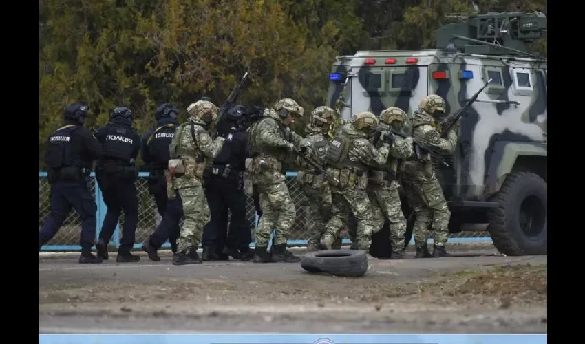 La policía ucraniana y los militares de la Guardia Nacional participan en ejercicios cerca de la aldea de Kalanchak en el distrito de Skadovsk del área de Kherson, sur de Ucrania, el 12 de febrero de 2022 en medio de tensiones en la frontera entre Ucrania y Rusia. EFE.
