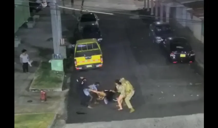Se desconoce la razón de esta trifulca.  