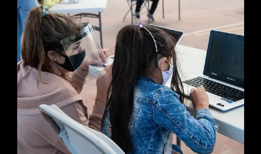 Foto ilustrativa de una niña recibiendo clases. 