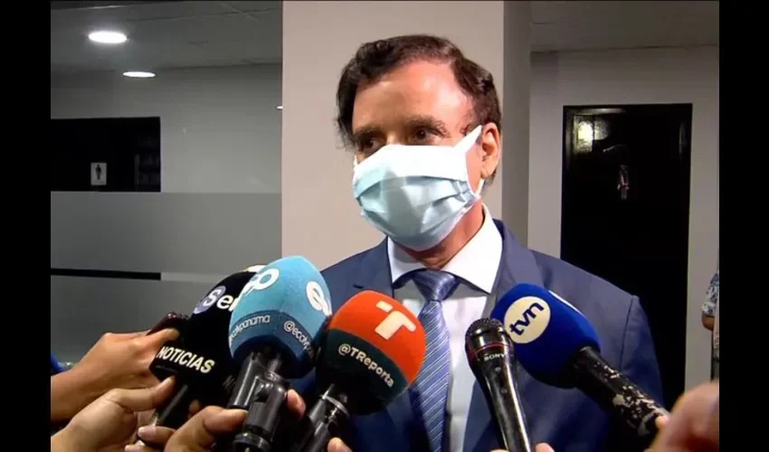 Al cuestionarle sobre la diferencia entre un fondo y otro, Solís alegó lo siguiente: “Yo no soy cosita fácil de comer para alcaldes y representantes, si ustedes pueden entender el peso que tiene la Contraloría cuando hace su fiscalización bien”.