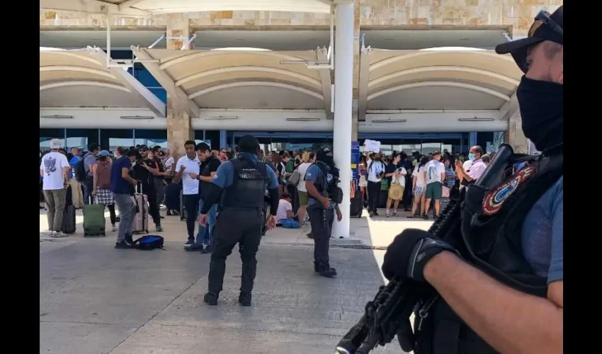 Miembros de la Policía de Investigación resguardan hoy, las instalaciones del Aeropuerto Internacional de Cancún por una supuesta balacera, hoy en el estado de Quintana Roo (México). EFE.