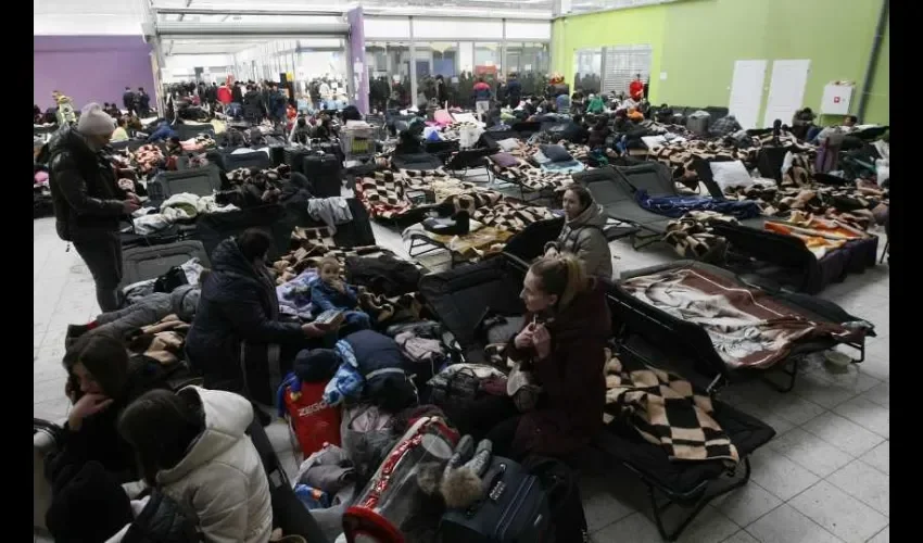 Refugiados ucranianos llegan a un centro comercial polaco, donde son atendidos y asesorados tras pasar la frontera, este jueves en Mlyny, Polonia. EFE.
