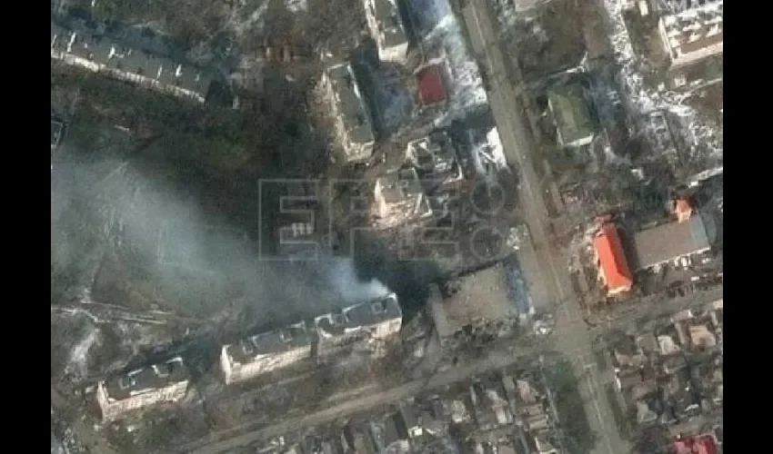 Imagen de satélite proporcionada por Maxar Technologies que muestra edificios y daños de los bombardeos en la ciudad de Mariupol, Ucrania. EFE.