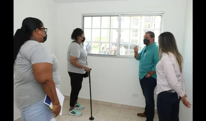 Los demás beneficiarios recibieron sus certificados durante la visita del ministro a la obra habitacional de interés social, junto a la viceministra Daniela Martínez López.