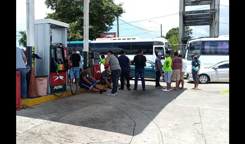 Los residentes en el corregimiento de Burunga deberán optar por abordar autobuses de otras rutas de transporte para retornar a sus casas o movilizarse a sus puestos de trabajo. Foto: Eric Montenegro